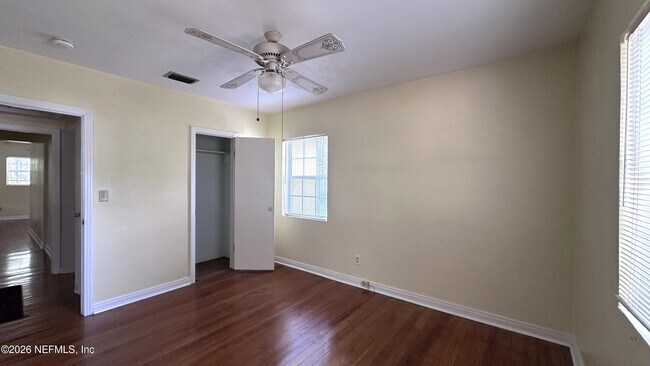 Building Photo - 2836 Ionic Ave