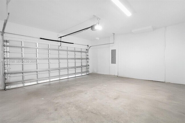 Building Photo - 879 SE 26th Ter