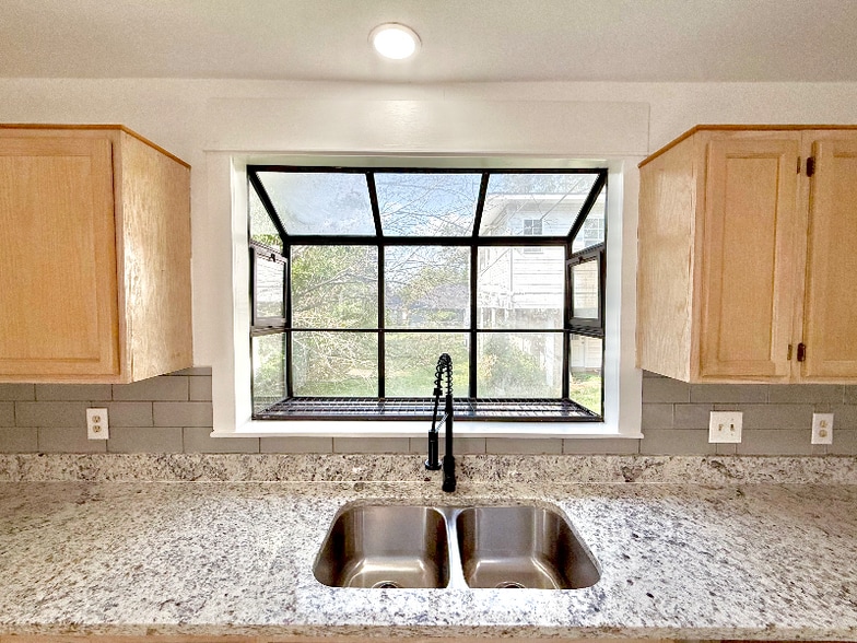 Building Photo - 517 W Hull St