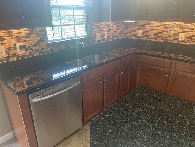 Building Photo - Large 3 Bedroom/2.5 Bath/Bonus/Florida Room