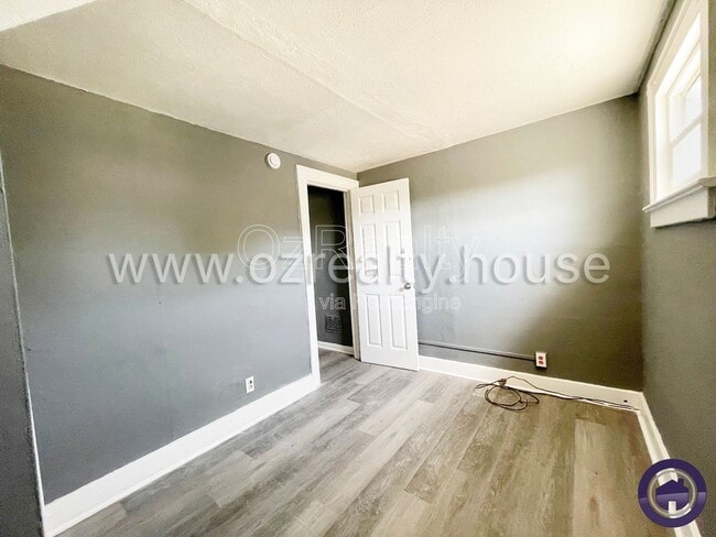 Building Photo - 1402 Prouty Ave