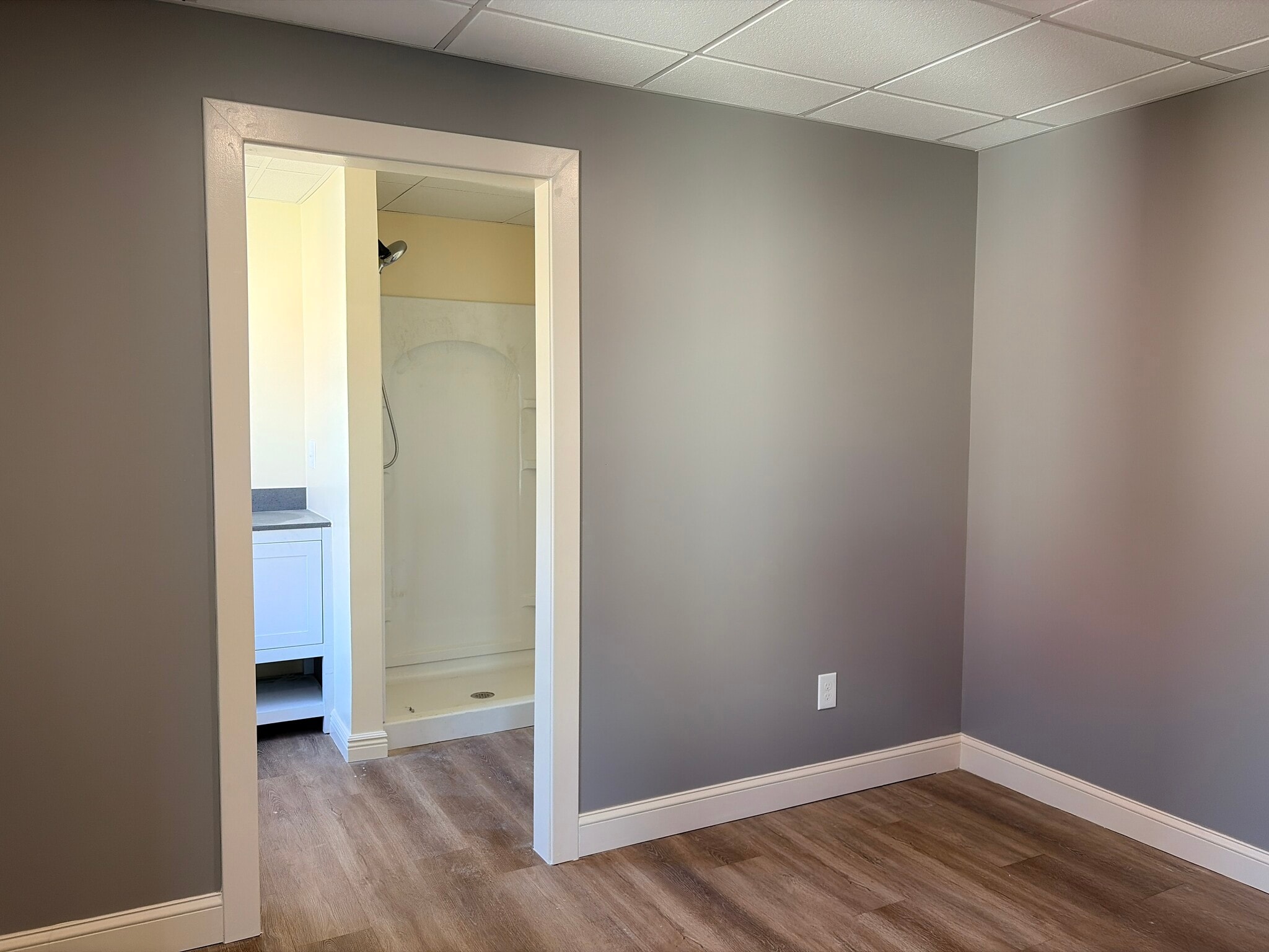 to primary bathroom - 25 Elm St