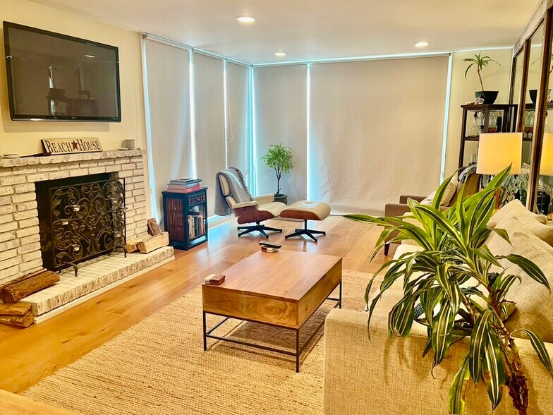 With blinds down - 7 Fleet St