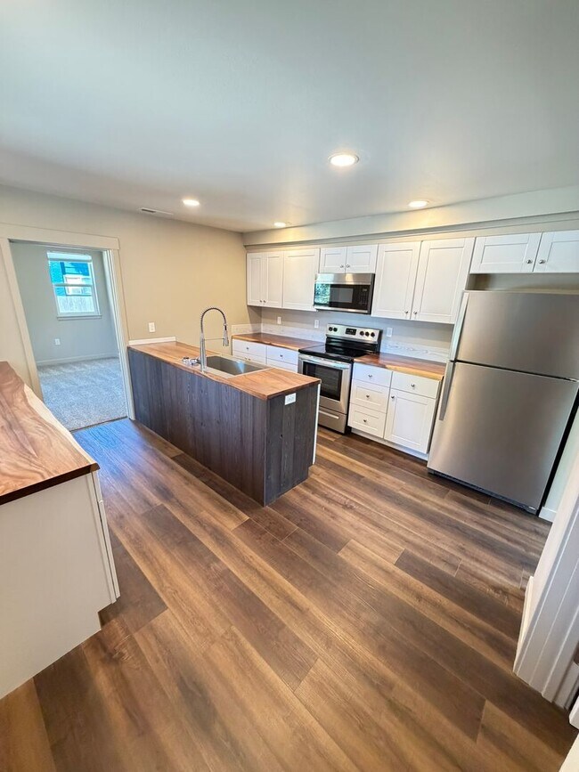 Building Photo - Remodeled 3 Bedroom House!