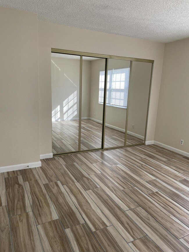 Building Photo - 1520 SE Royal Green Cir