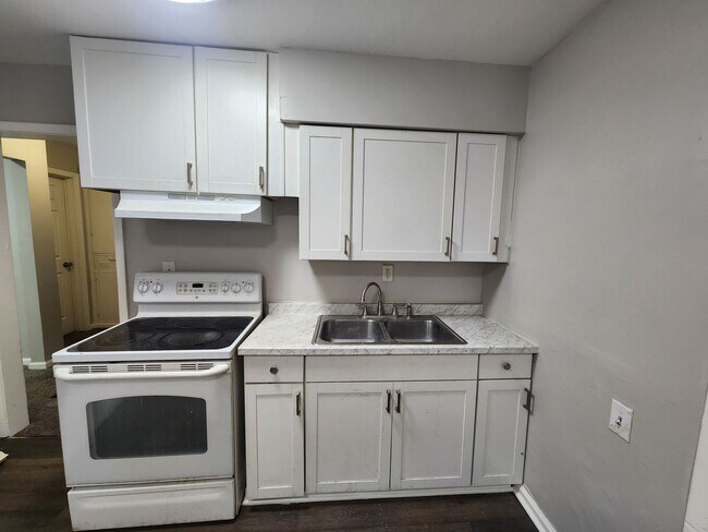Building Photo - Freshly painted 2 bedroom 1 bath with a detached garage!