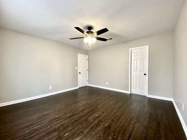 Building Photo - Stylish Move-In Ready Gem! Jenks Schools &...