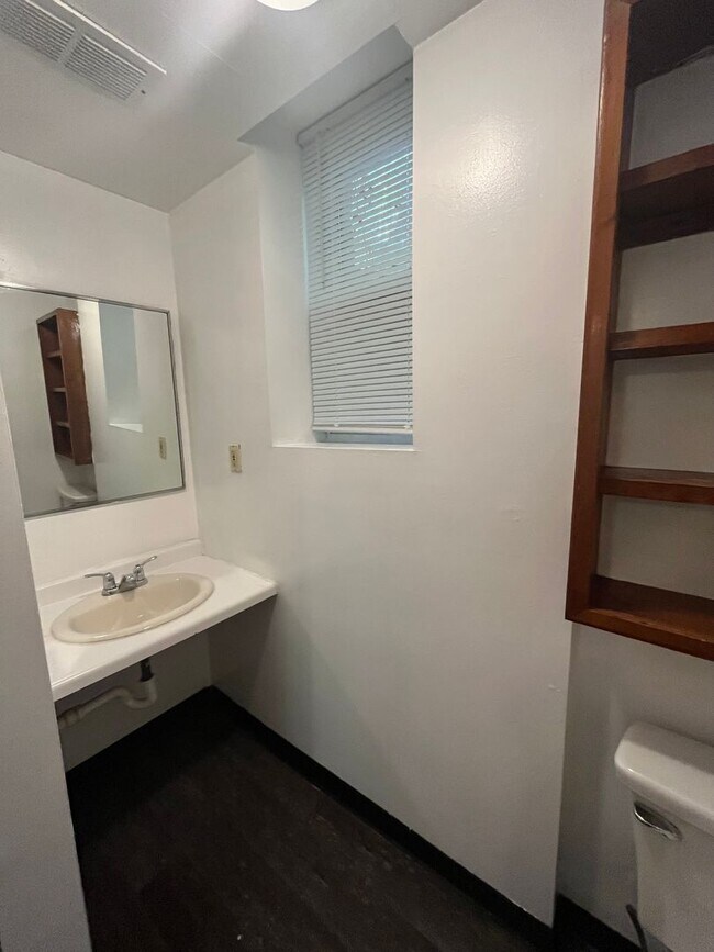Building Photo - AVAILABLE SEPTEMBER - 2 BED 1 BATH Apt!