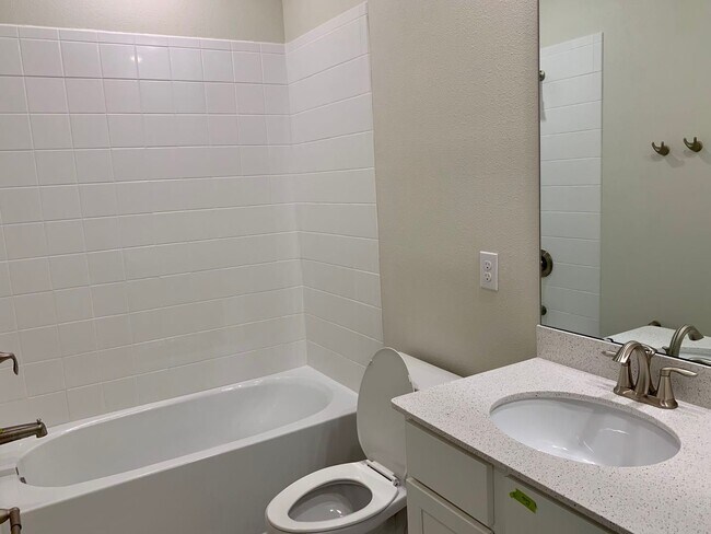 Building Photo - Beautiful Town house for Rent