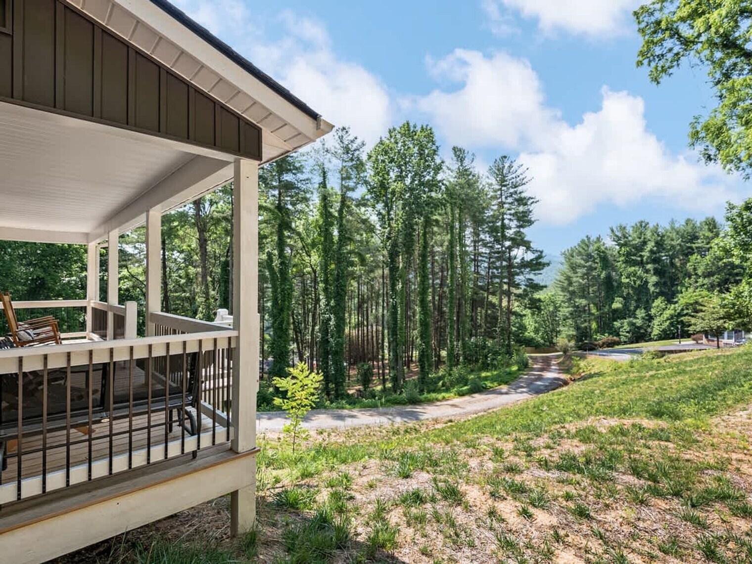 Building Photo - 99999 Enka Lake Ln