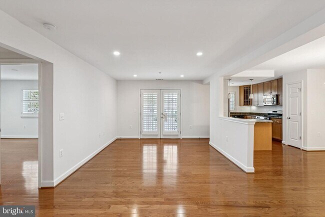 Building Photo - 4149 S Four Mile Run Dr