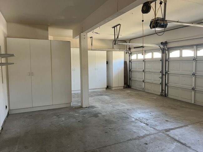 Building Photo - 4+3 bedroom Camarillo Home!