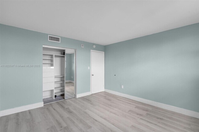 Building Photo - 6900 Bay Dr