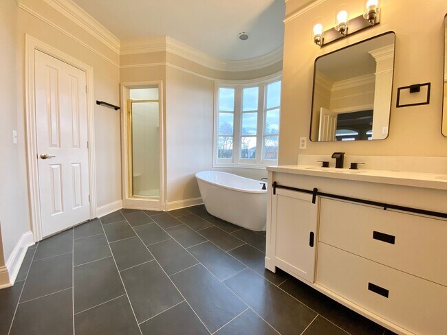 Building Photo - 5000 Square Feet on 7 Acres in Heart of Franklin