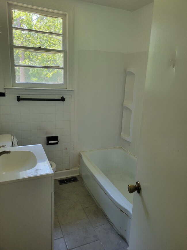 Building Photo - 502 Rosewood Dr