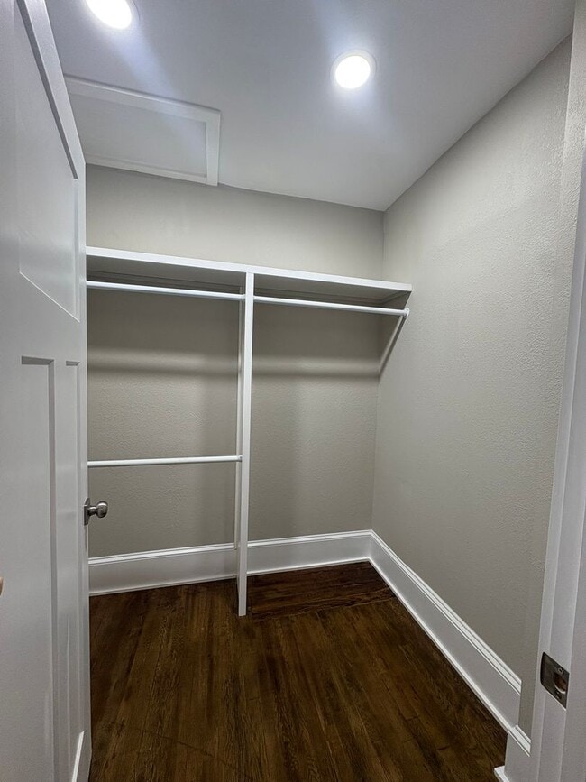 Building Photo - Historic Charm Meets Modern Living – Steps from Downtown Bristol!