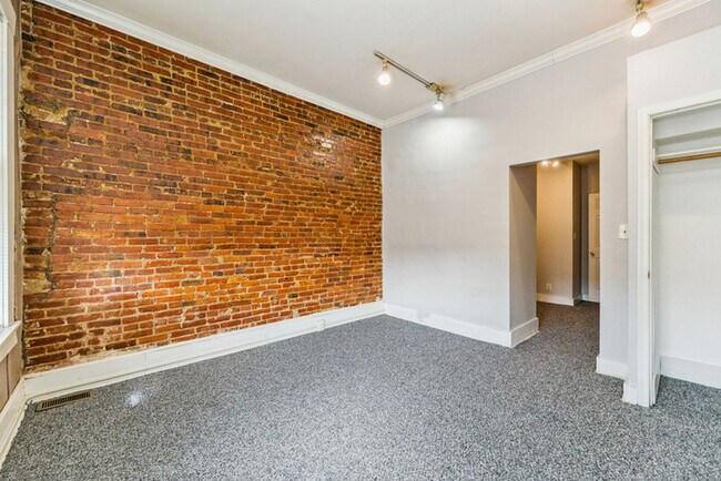 Building Photo - 3 Bedroom Townhome