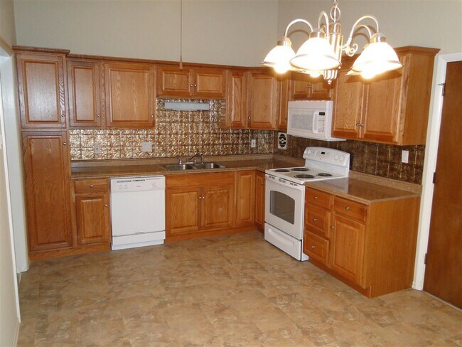 Building Photo - 6930 Birdie Ln