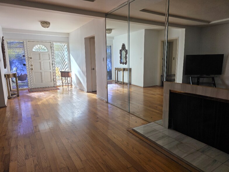 Building Photo - 1840 Benecia Ave