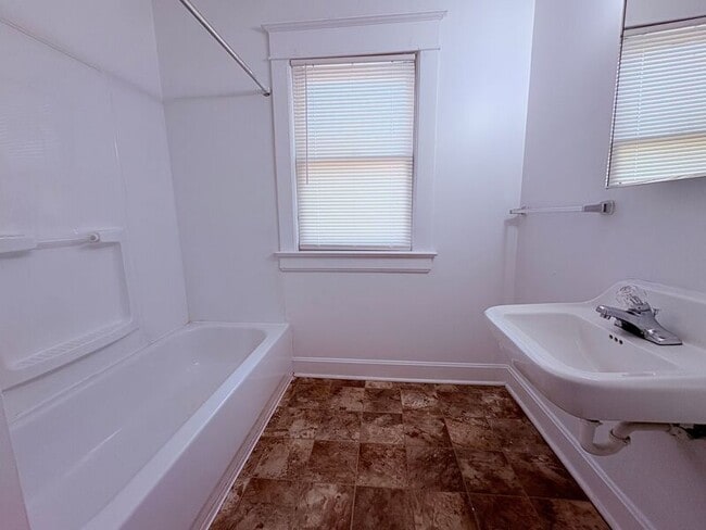 Building Photo - 523 W Maple Ave