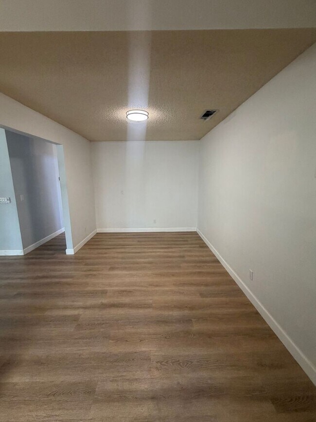 Building Photo - Stunning 4 bedroom, 2 bathroom with a Pool and Solar