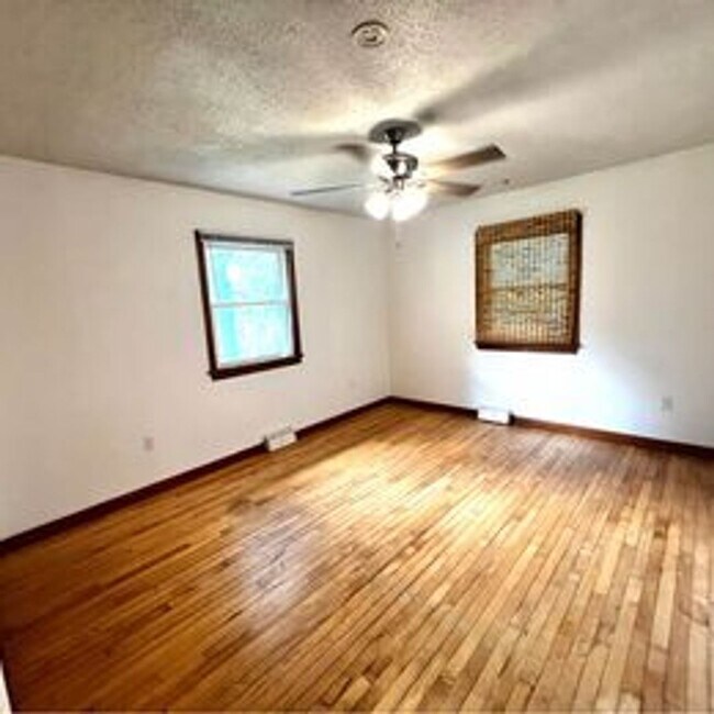 Building Photo - 807 7th Ave