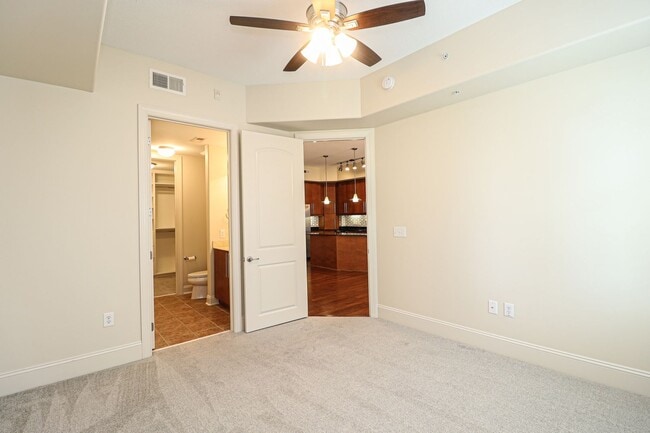 Building Photo - Piedmont Row Condo!
