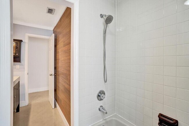 Building Photo - Boca Raton Beautifully Updated 4 Bedroom Pool Home