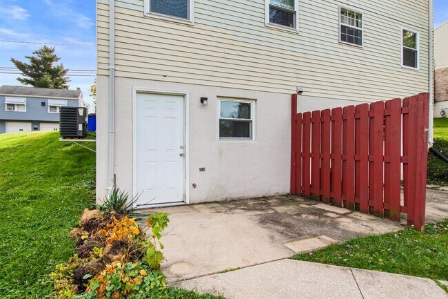 Building Photo - Bright 2BR Townhome in Dallastown School District!
