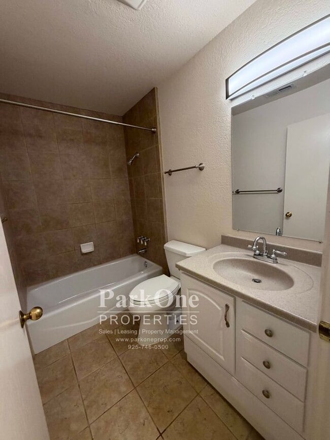 Building Photo - Two Bedroom Town House Walking Distance to Downtown Lafayette