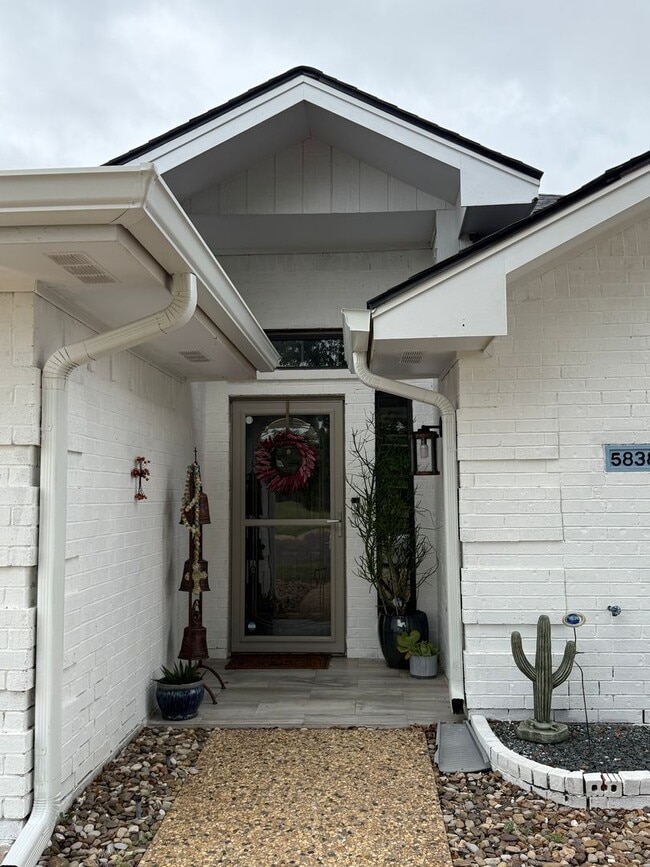 Building Photo - Beautifully updated home IN THE BLUFFS!