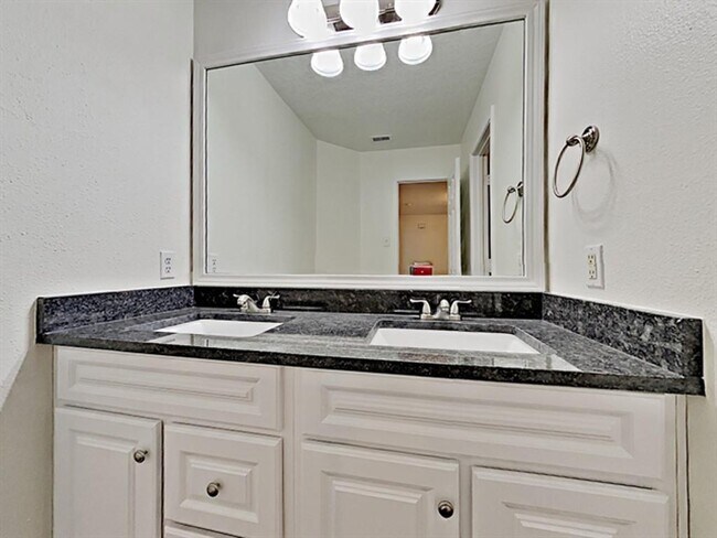 Building Photo - 16973 Scenic Knoll