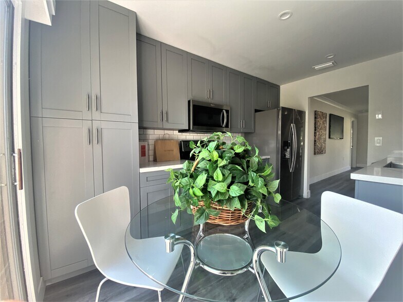 Building Photo - 273 SW Sterret Cir