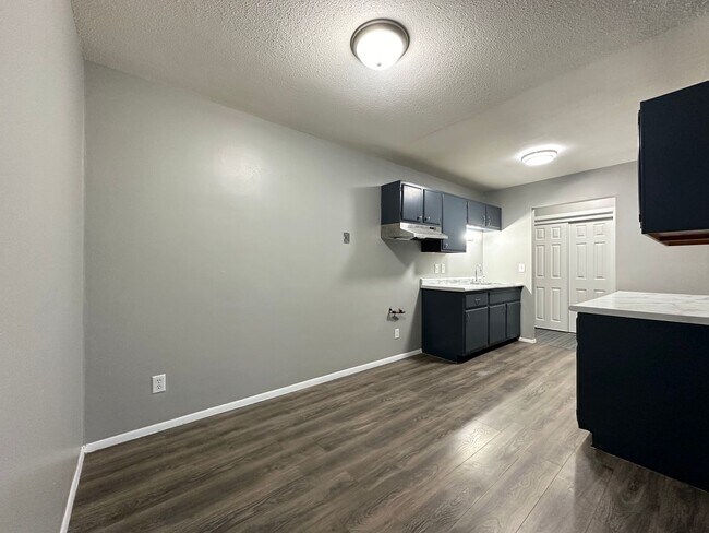 Building Photo - 1315 N Dowling Ave