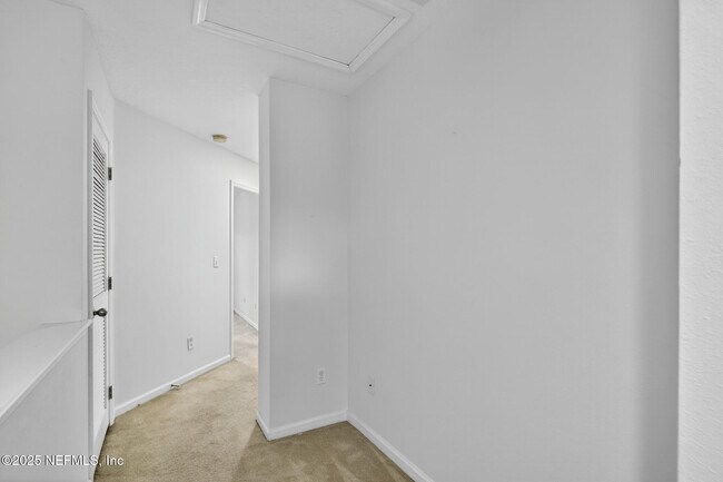 Building Photo - 3880 Buckthorne Dr