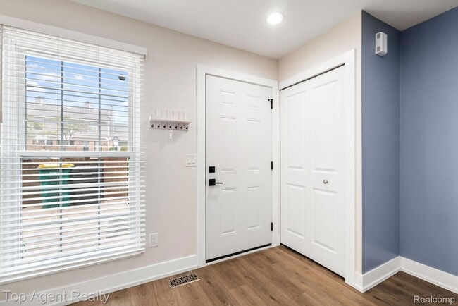 Building Photo - 38887 Country Cir