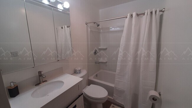 Building Photo - 933 W 20th Ave