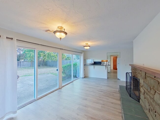 Building Photo - 3 Bedroom Family Home in the Harlow Street Bridge Area