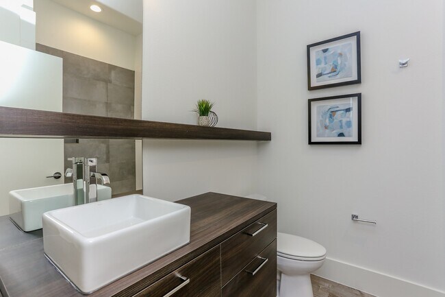 Building Photo - 3404 Saltus St