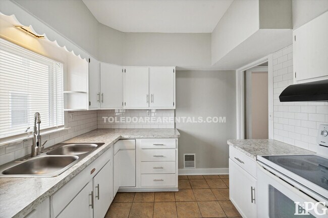 Building Photo - 4138 N Lockwood Ave