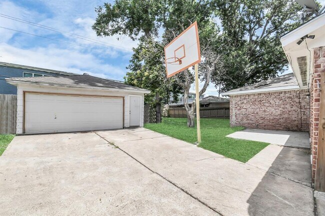 Building Photo - 9126 Troulon Dr