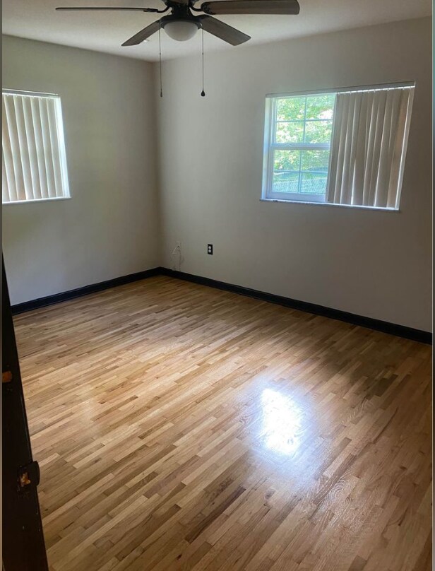 Building Photo - 1122 N Powers Dr