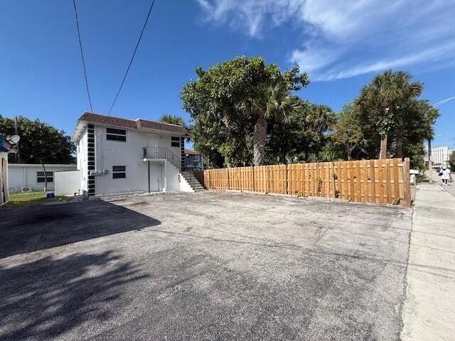 Building Photo - 302 N Tamarind Ave