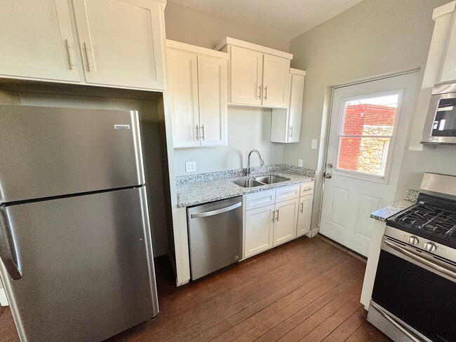 Building Photo - Sunset Heights Historic Home - 3Bed Refrig A/C!