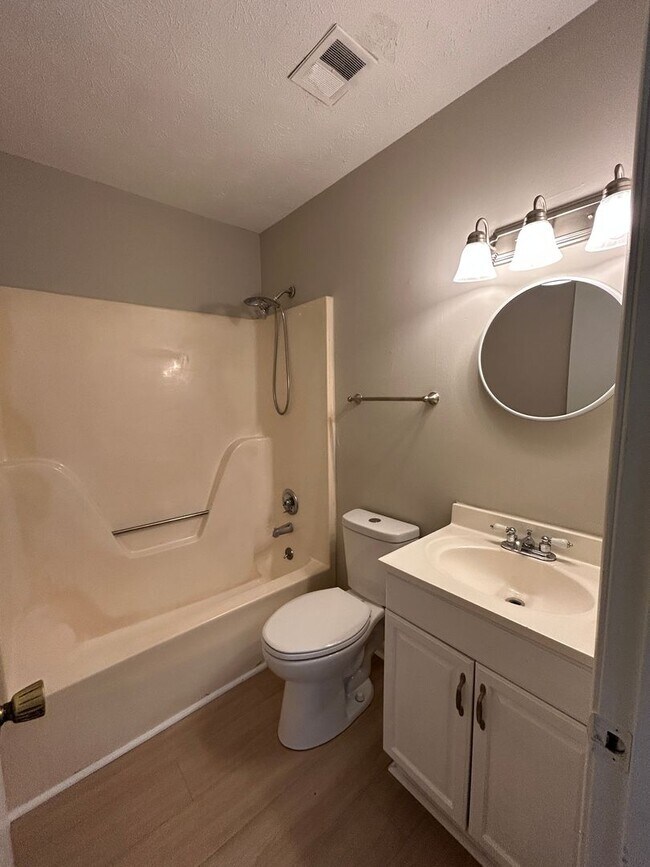 Building Photo - McCullars- 420