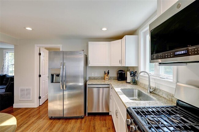 Building Photo - 216 Maple Ave