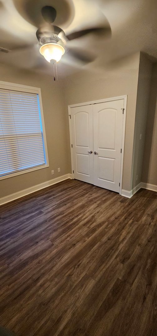 Building Photo - 3 Bedroom w/ Garage