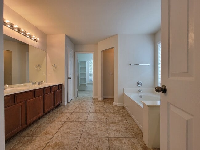 Building Photo - Charming & Spacious 4/BR 3/BR Home – Pet F...