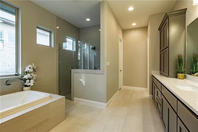 Building Photo - 511 Woodside Ter