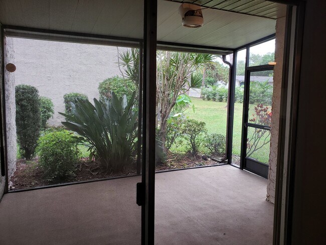 Building Photo - 2 Bedroom 2.5 Bath Townhouse with covered parking